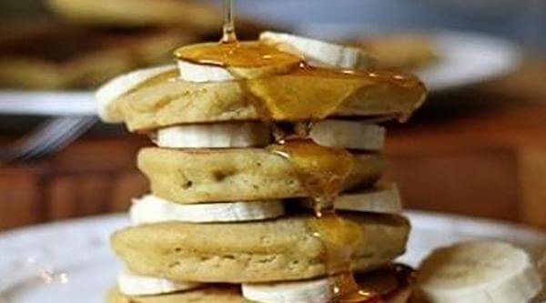 VANILLA PANCAKES WITH GRILLED BANANAS AND MAPLE SYRUP