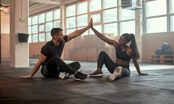 THE 5 KEY BENEFITS OF HITTING THE GYM WITH A WORKOUT PARTNER